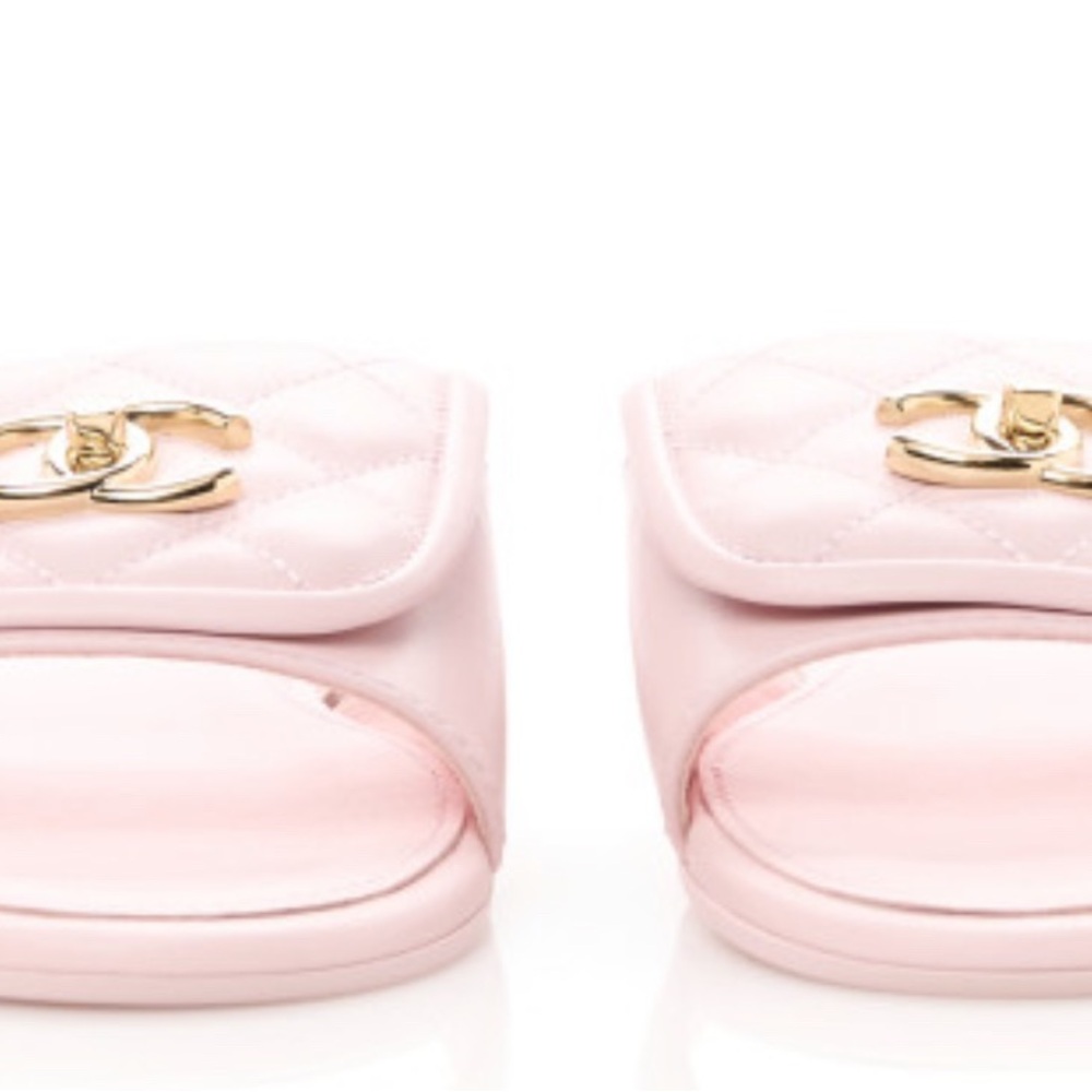 Lambskin Quilted Turnlock Flat Mules 39 Soft Pink